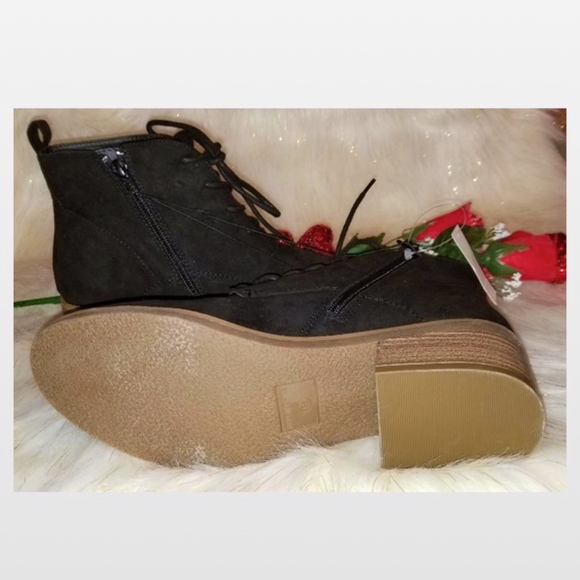 NWT Woman's Comfortable Suede Ankle Boots - Picture 4 of 4